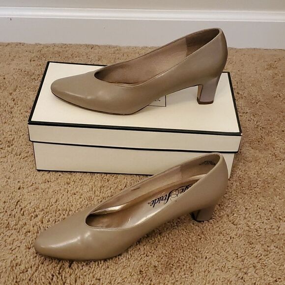NWOT Life Stride Ladies Heels 8 C - Picture 8 of 8